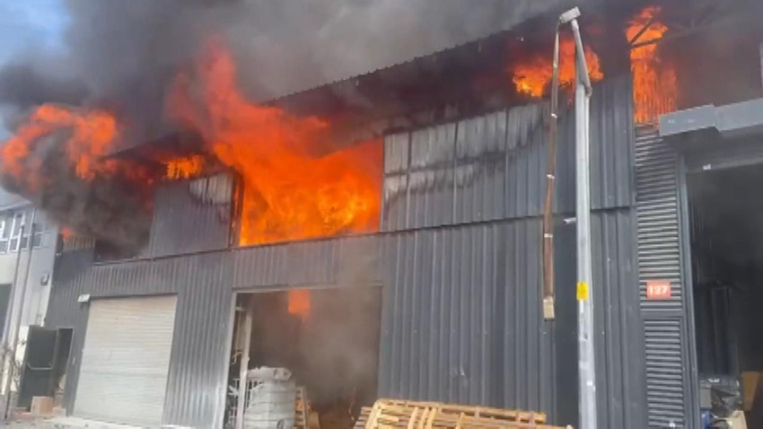 İstanbul'da korkutan yangın: Fabrika alevlere teslim oldu - Resim: 1