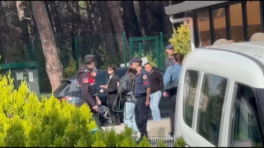 İrem Derici'den Hadise'ye, Demet Evgar'dan Mert Yazıcıoğlu'na çok sayıda isme şafak baskını - Resim: 3