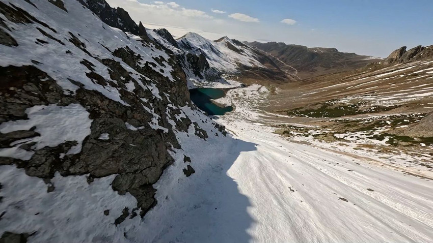 Türkiye'nin zirvesindeki kalpli gölünde aksiyon dolu uçuş - Resim: 2