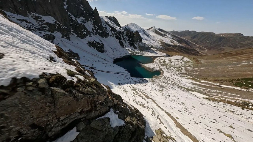 Türkiye'nin zirvesindeki kalpli gölünde aksiyon dolu uçuş - Resim: 1
