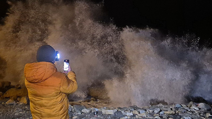 Karadeniz'in 8 metreyi aşan devleri kamerada: Sabah kadar sahili dövdüler - Resim: 1
