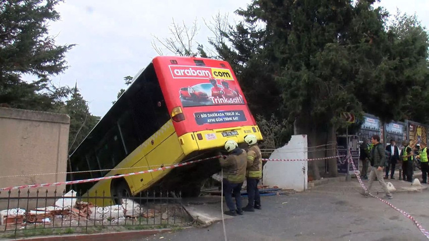 İstanbul'da freni patlayan belediye otobüsü bahçe duvarında asılı kaldı - Resim: 2