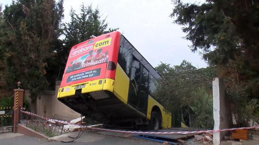 İstanbul'da freni patlayan belediye otobüsü bahçe duvarında asılı kaldı - Resim: 3