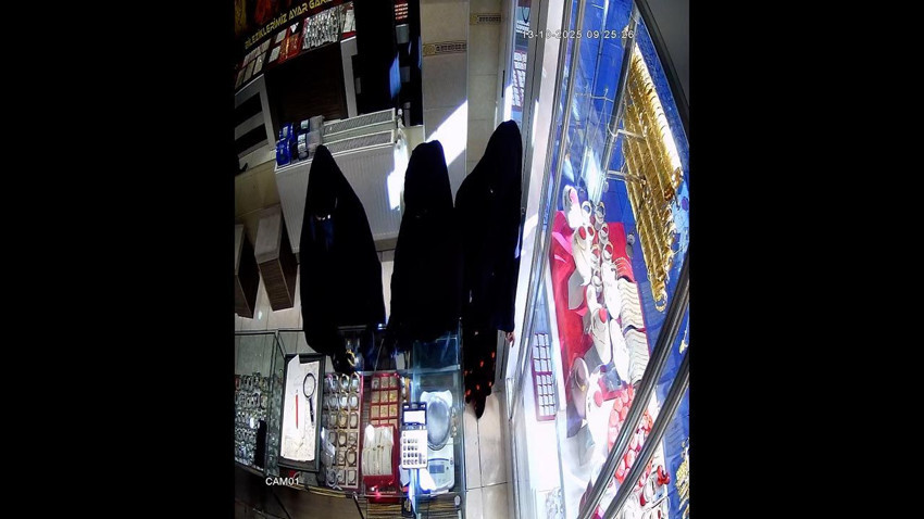 Çarşaflı 3 kadının milyonluk soygunu saniye saniye kamerada! - Resim: 4