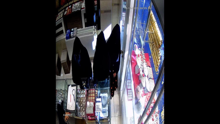 Çarşaflı 3 kadının milyonluk soygunu saniye saniye kamerada! - Resim: 3