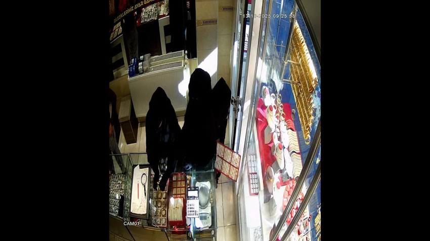 Çarşaflı 3 kadının milyonluk soygunu saniye saniye kamerada! - Resim: 1