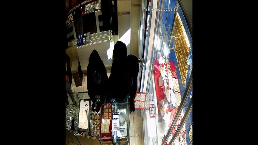 Çarşaflı 3 kadının milyonluk soygunu saniye saniye kamerada! - Resim: 2