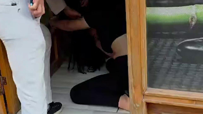 Saç saça baş başa kavga eden kadınlar ortalığı ayağa kaldırdı - Resim: 4