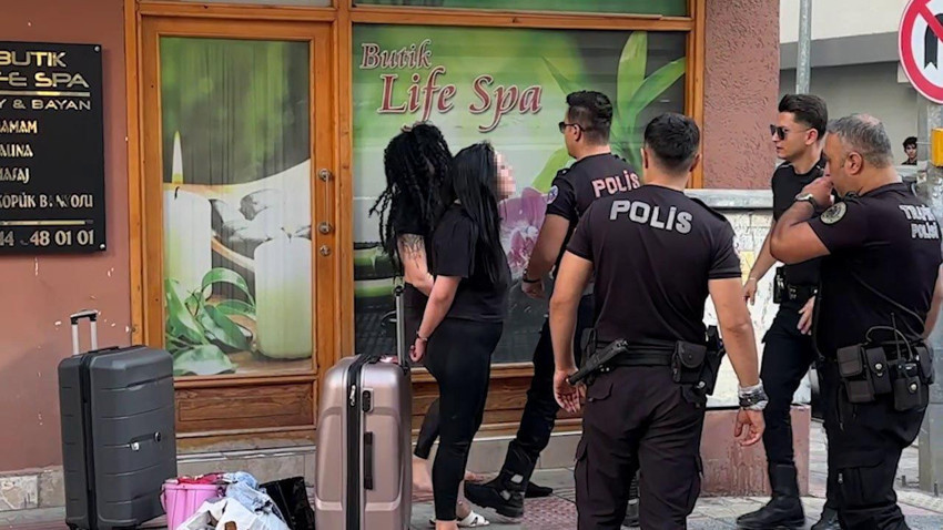 Saç saça baş başa kavga eden kadınlar ortalığı ayağa kaldırdı - Resim: 1