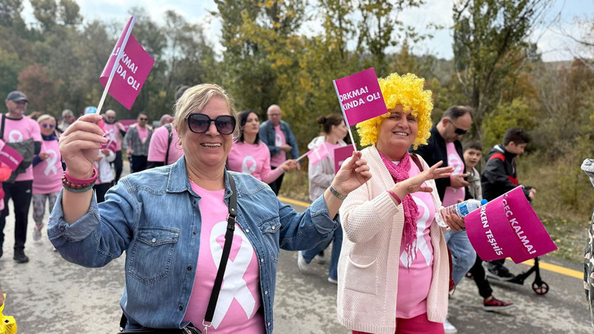 Kanseri yenen ve kanserle mücadele edenler için adımladıkları yolları pembeye boyadılar - Resim: 4