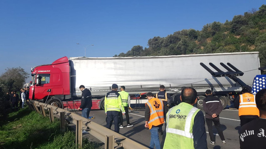 TEM'de korkunç kaza: TIR, karşı yöne geçip, biri yolcu otobüsü 3 araçla çarpıştı - Resim: 3