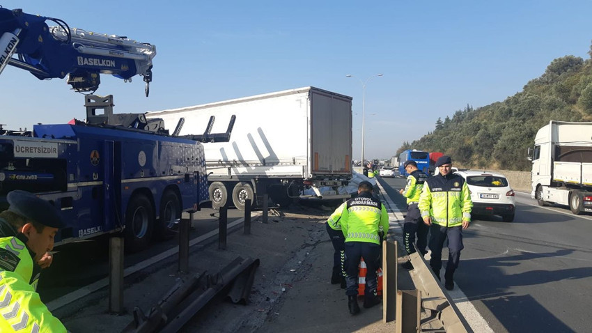 TEM'de korkunç kaza: TIR, karşı yöne geçip, biri yolcu otobüsü 3 araçla çarpıştı - Resim: 4