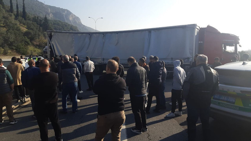 TEM'de korkunç kaza: TIR, karşı yöne geçip, biri yolcu otobüsü 3 araçla çarpıştı - Resim: 1