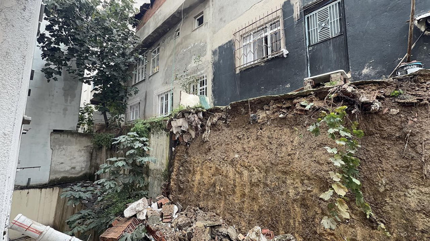 İstanbul'da gece yarısı paniği: 2 bina arasındaki duvar çöktü; 2 bina hasar aldı - Resim: 1