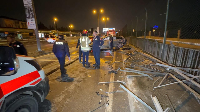 İstanbul'da korkunç kaza! Bariyerleri parçalayarak yayalara çarptı - Resim: 1