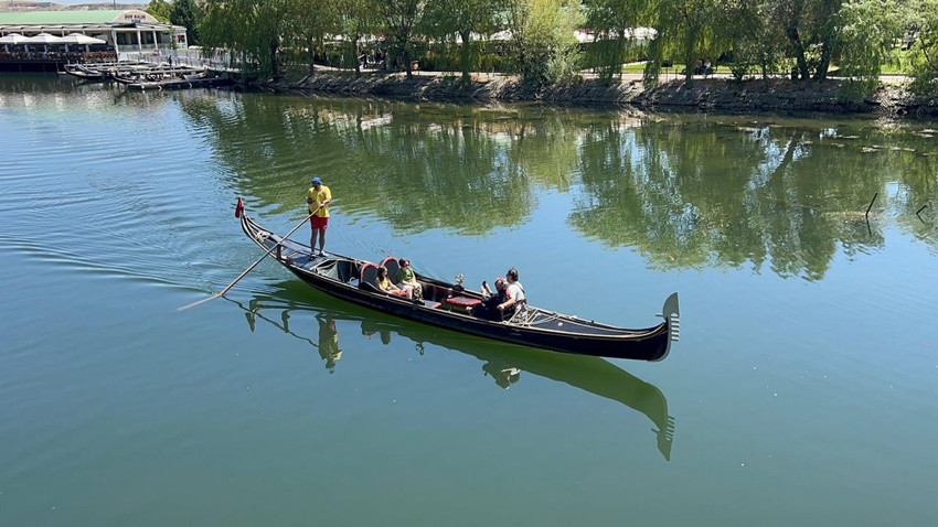 Türkiye'nin en gizemli noktası şimdi de gondollarla renklendi... - Resim: 2