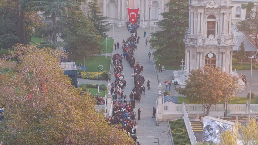 Dolmabahçe yolunda ''özlem ve minnet'' yürüyüşü: Binlerce vatandaş Dolmabahçe Sarayı'na yürüdü - Resim: 4