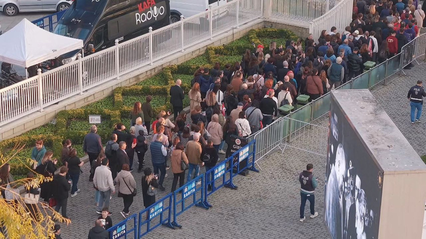 Dolmabahçe yolunda ''özlem ve minnet'' yürüyüşü: Binlerce vatandaş Dolmabahçe Sarayı'na yürüdü - Resim: 1