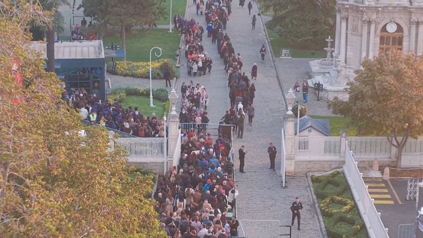 Dolmabahçe yolunda ''özlem ve minnet'' yürüyüşü: Binlerce vatandaş Dolmabahçe Sarayı'na yürüdü - Resim: 3