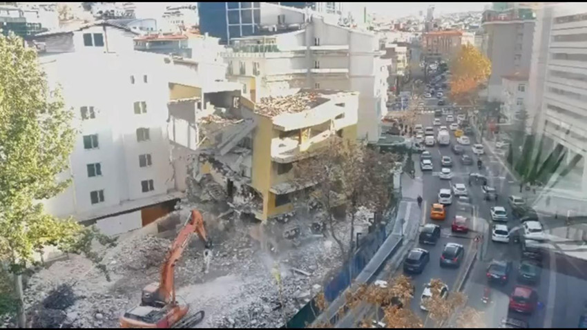 Kontrollü yıkım kontrolden çıktı: 4 katlı bina çöktü! - Resim: 1