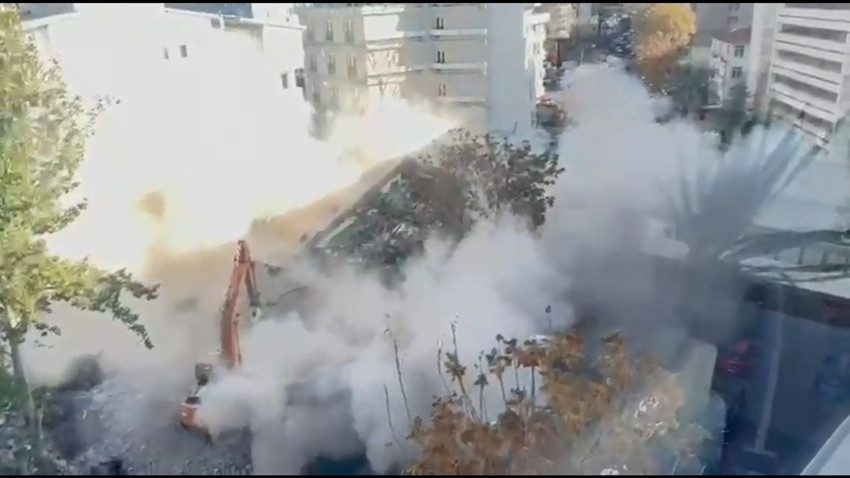 Ankara’da yıkım sırasında kepçenin dokunmasıyla yerle bir olan apartmanın çökme anı kamerada - Resim: 4