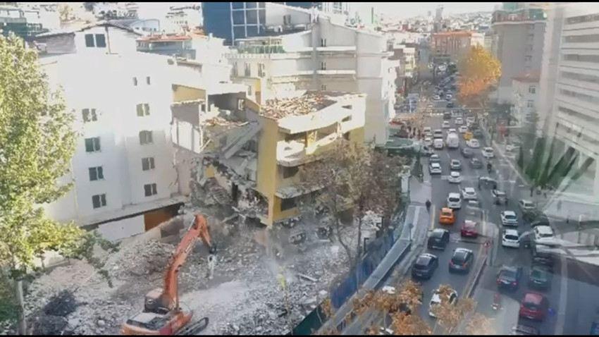 Ankara’da yıkım sırasında kepçenin dokunmasıyla yerle bir olan apartmanın çökme anı kamerada - Resim: 1