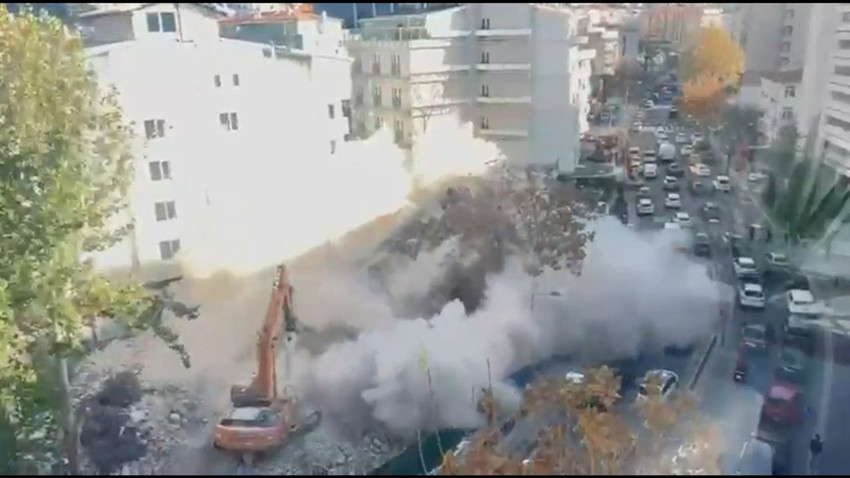 Ankara’da yıkım sırasında kepçenin dokunmasıyla yerle bir olan apartmanın çökme anı kamerada - Resim: 3