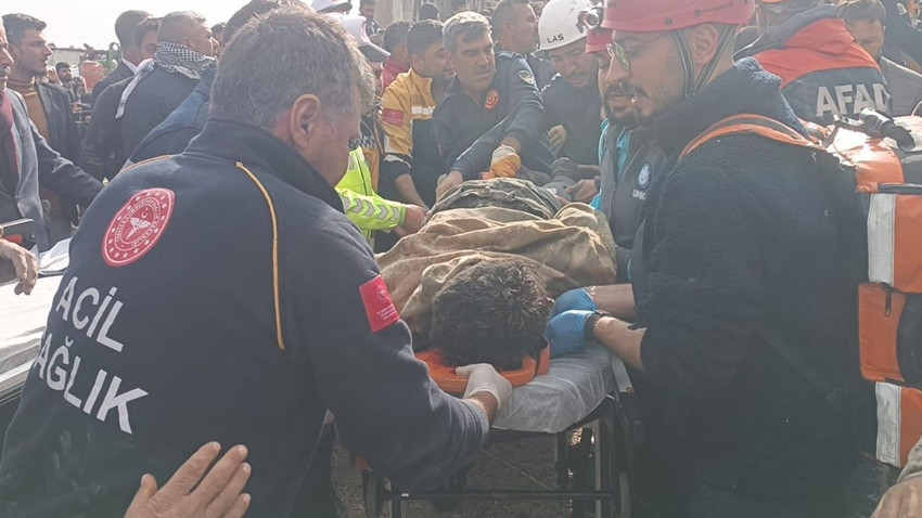 İki katlı inşaatta göçük: 5 işçi enkaz altında kaldı, 2 çocuk işçi yaşamını yitirdi - Resim: 4