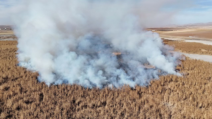 Bu yıl tamamen kuruyan gölde yangın çıktı: Alevler 2 gündür ortalığı cehenneme çevirdi - Resim: 1