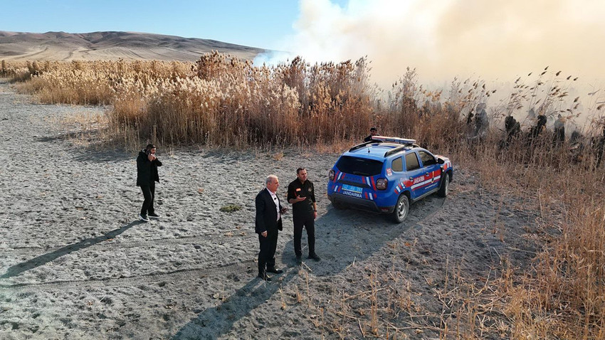 Bu yıl tamamen kuruyan gölde yangın çıktı: Alevler 2 gündür ortalığı cehenneme çevirdi - Resim: 2