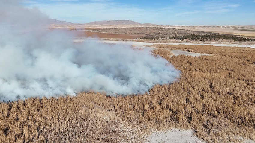 Bu yıl tamamen kuruyan gölde yangın çıktı: Alevler 2 gündür ortalığı cehenneme çevirdi - Resim: 4