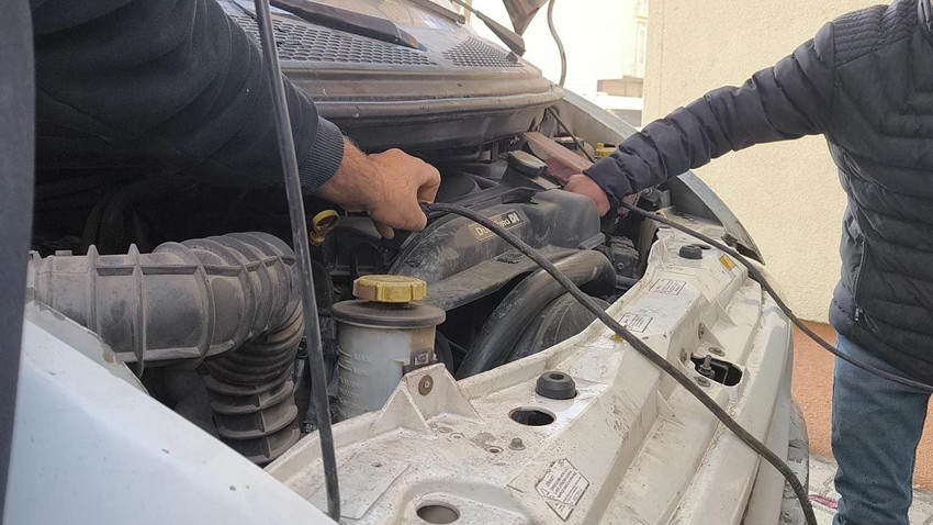 Türkiye'nin Sibirya'sı buz kesti; araçların motorları dondu! - Resim: 1