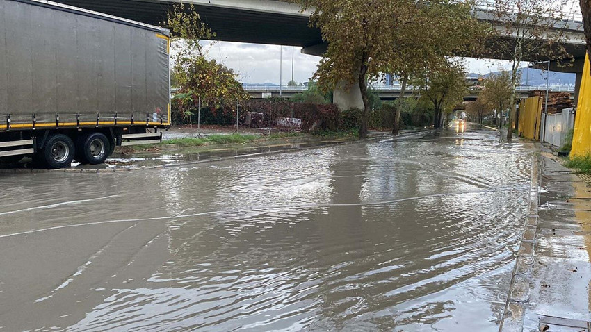 Meteoroloji uyarmıştı: Birçok ilde sağanak yağış ve fırtına hayatı felç etti - Resim: 4