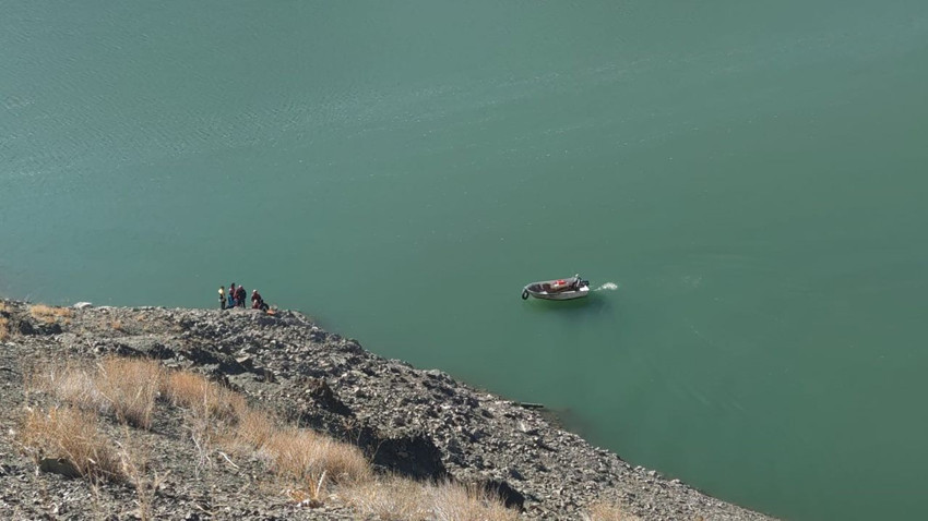 Sürücüsünün kontrolünü kaybettiği araç baraja uçtu; 2 kişi hayatını kaybetti - Resim: 2