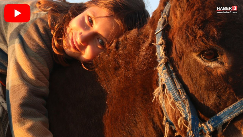 Eşek sırtında iş başındaki minik kız çocuğu görenleri duygulandırdı - Resim: 1