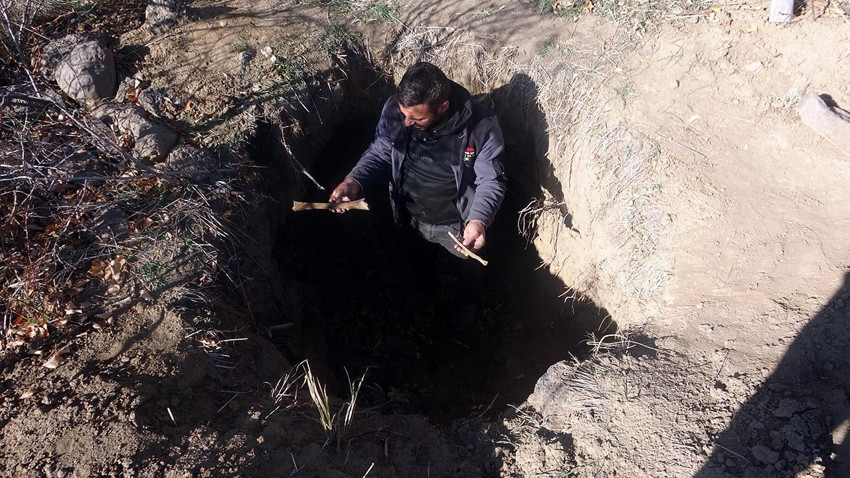 Altın hayaliyle kazı yapan defineciler 600 yıllık mezarlığı talan etti - Resim: 2