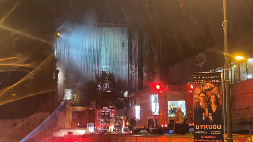 İstanbul'un kalbinde tarihi konak çıkan yangında kül oldu - Resim: 4