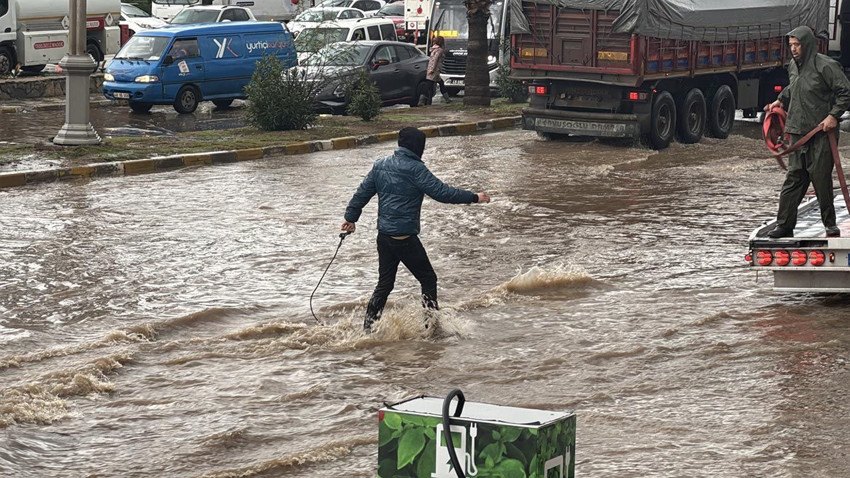 Turuncu alarm verilen ilçede korkulan oldu: Cadde ve sokaklar sular altında! - Resim: 3