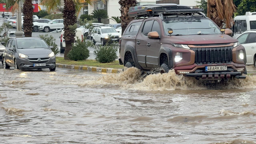 Turuncu alarm verilen ilçede korkulan oldu: Cadde ve sokaklar sular altında! - Resim: 4