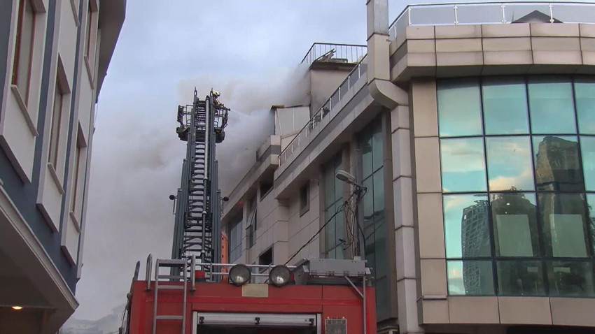 İstanbul'da otelde korkutan yangın: Çatı katı alevlere teslim oldu - Resim: 3