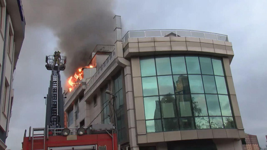 İstanbul'da otelde korkutan yangın: Çatı katı alevlere teslim oldu - Resim: 2