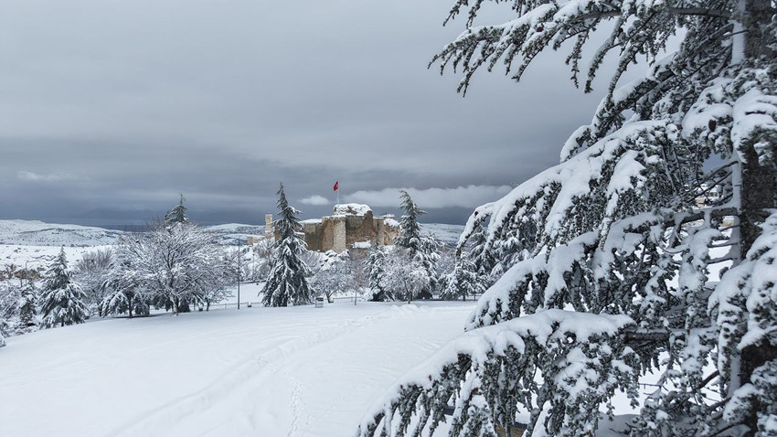 Türkiye'nin medeniyetler beşiği Harput beyaza büründü ortaya kartpostallık görüntüler çıktı - Resim: 3