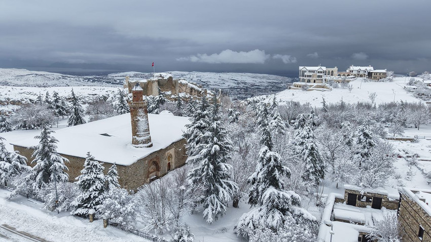 Türkiye'nin medeniyetler beşiği Harput beyaza büründü ortaya kartpostallık görüntüler çıktı - Resim: 4