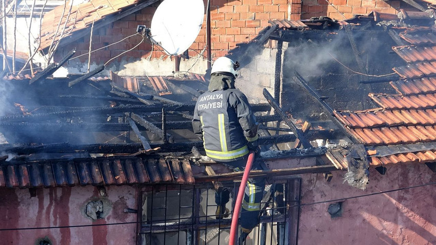 Gecekonduda kahreden yangın: Kız çocuğu Evlerinin yanışını gözyaşları içinde izledi - Resim: 4