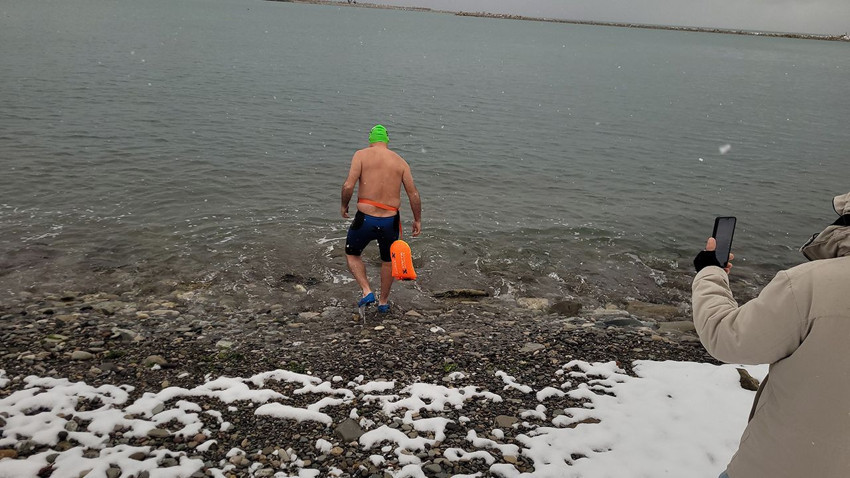 Soğuğa aldırış etmedi; karlar altında, buz gibi denize girdi... - Resim: 3