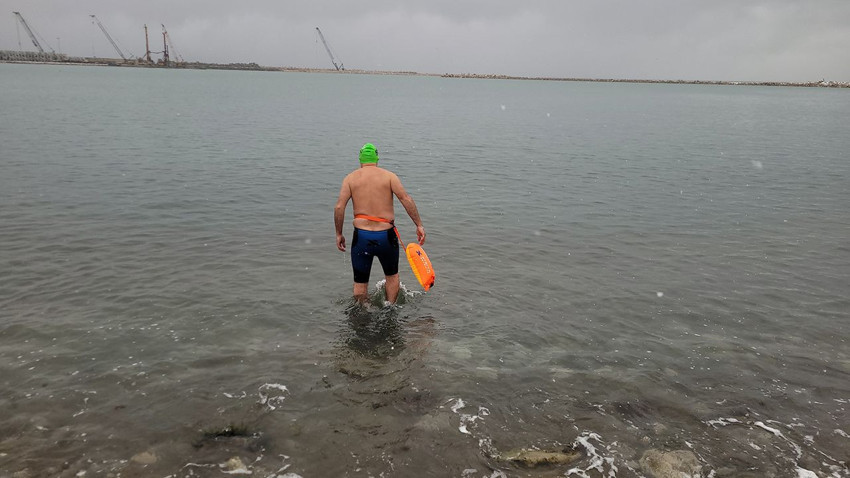 Soğuğa aldırış etmedi; karlar altında, buz gibi denize girdi... - Resim: 4