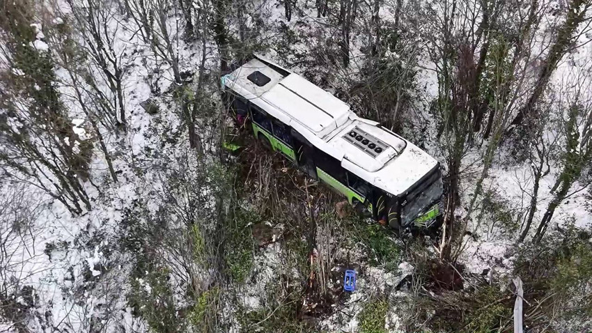 Türkiye'nin bembeyaz cennetinden kara haber: Otobüs şarampole uçtu, çok sayıda yaralı var! - Resim: 2