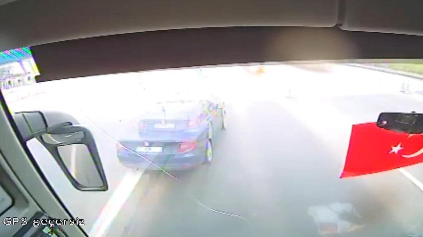 Otobüsün otomobili biçtiği korkunç kaza kamerada! - Resim: 4