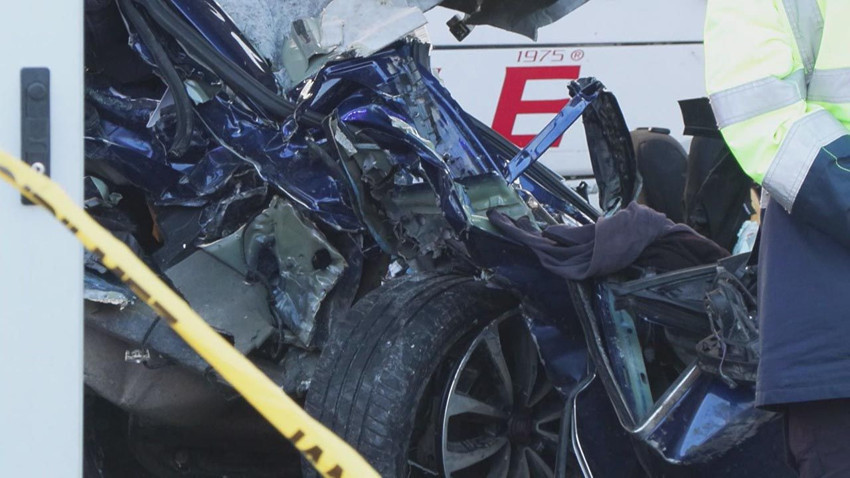 Otobüsün otomobili biçtiği korkunç kaza kamerada! - Resim: 3