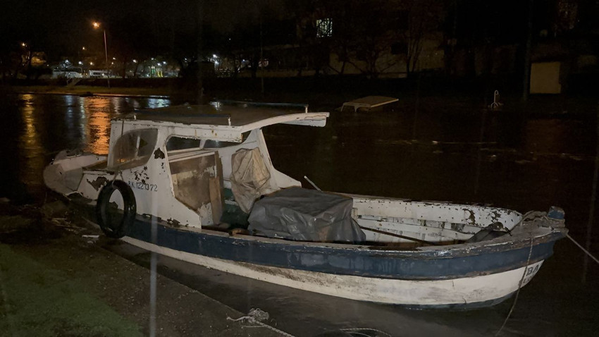 Baraj seviyesi yüzde 100'e ulaştı, çay taştı, iş yerleri sular altında kaldı - Resim: 4